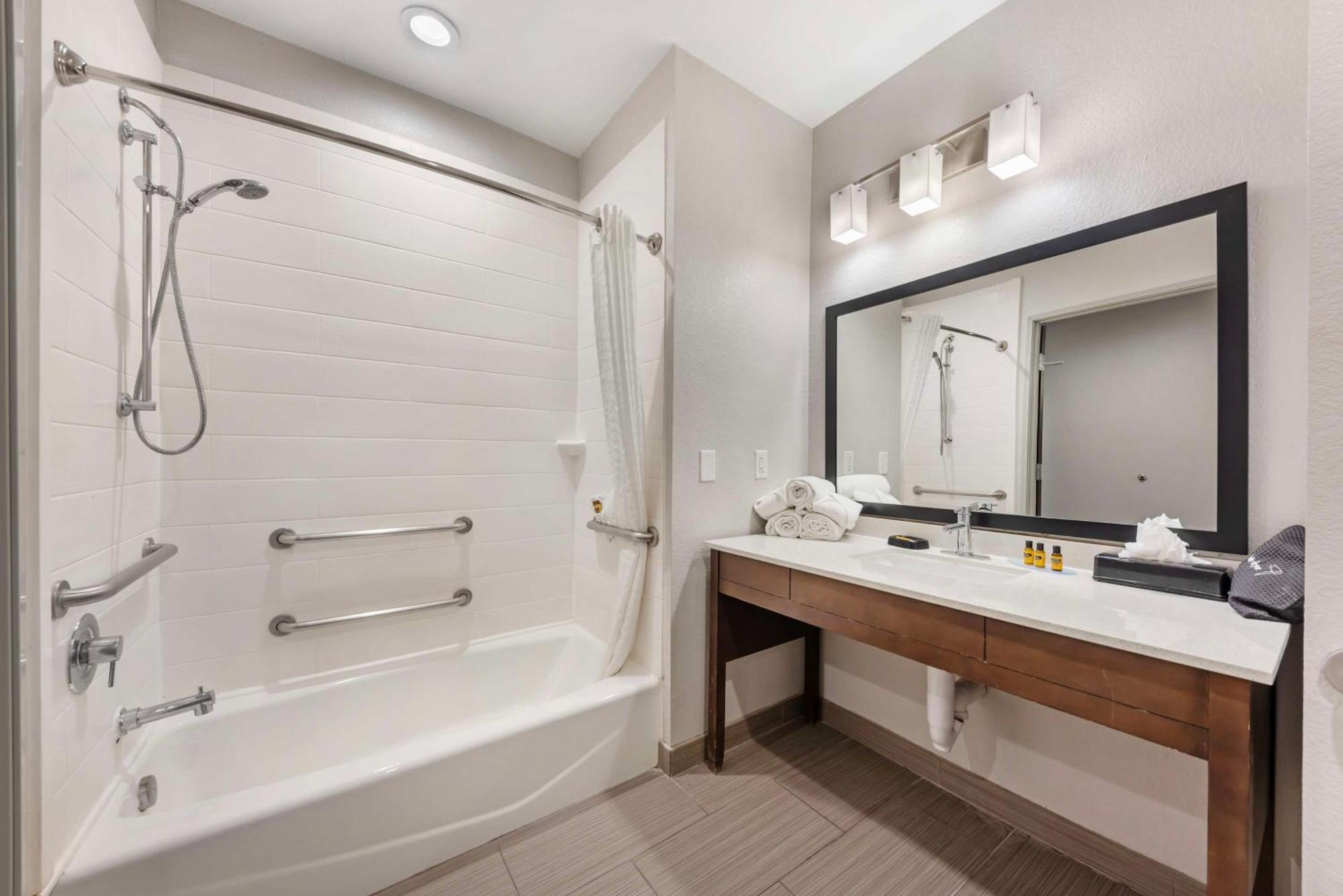 Best Western Plus Buda Austin Inn & Suites Exterior photo